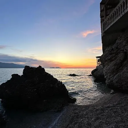 Zhironi Hotell